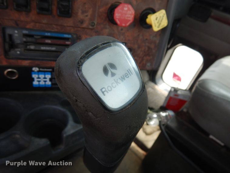 image for item IL9896 1998 International 9200  semi truck