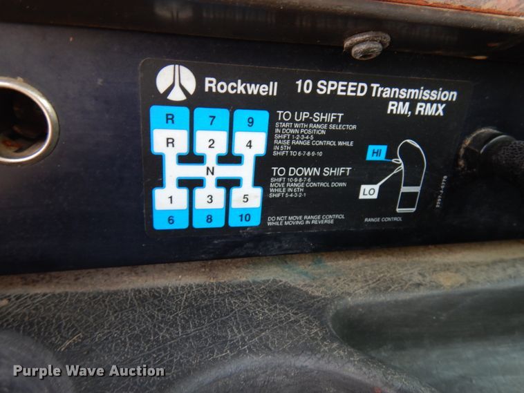 image for item IL9896 1998 International 9200  semi truck