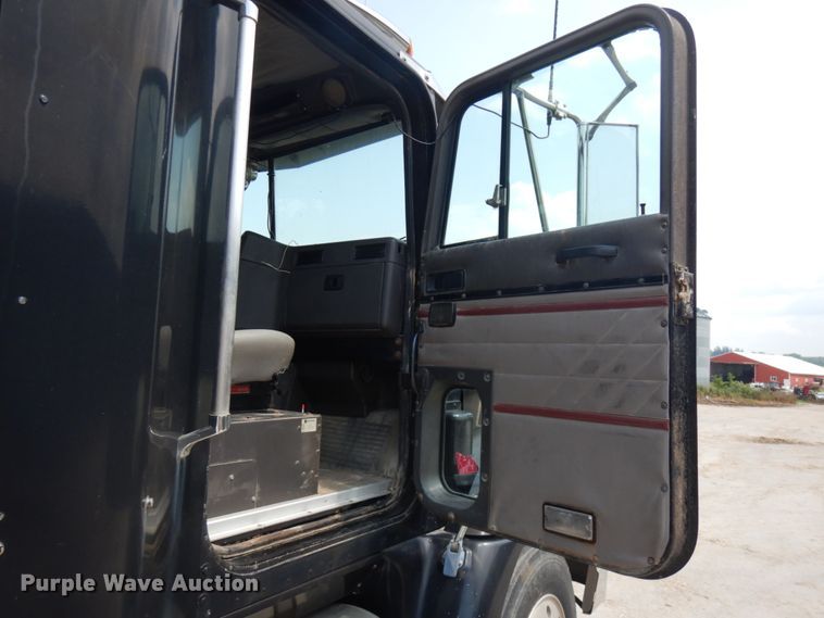 image for item IL9896 1998 International 9200  semi truck