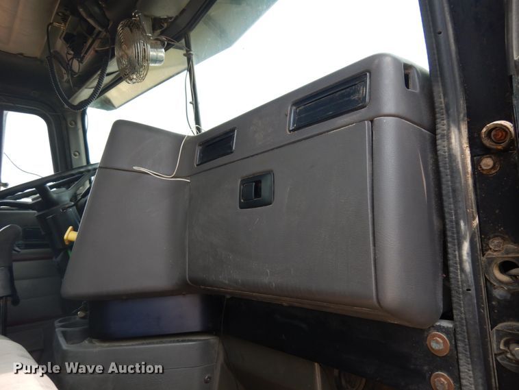 image for item IL9896 1998 International 9200  semi truck