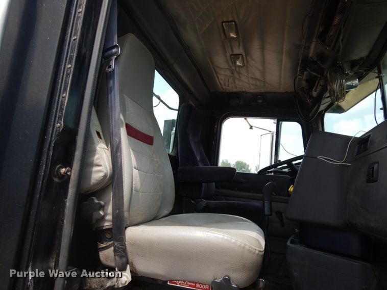 image for item IL9896 1998 International 9200  semi truck