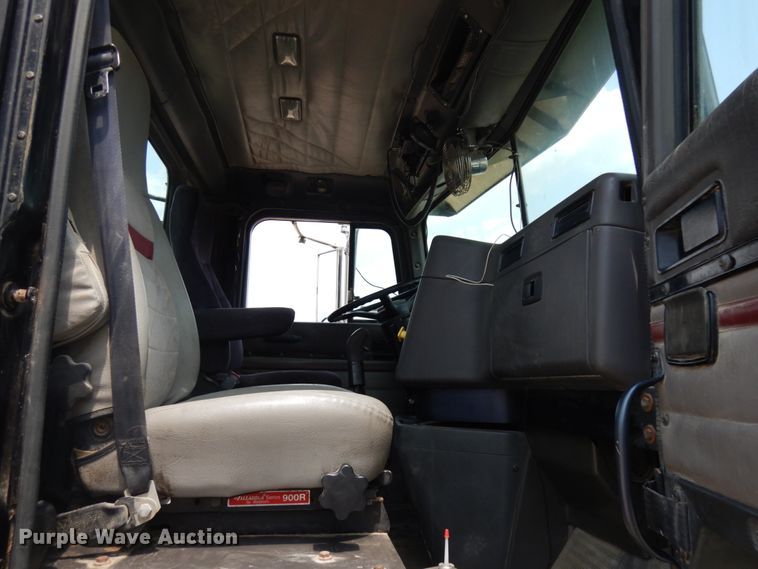 image for item IL9896 1998 International 9200  semi truck