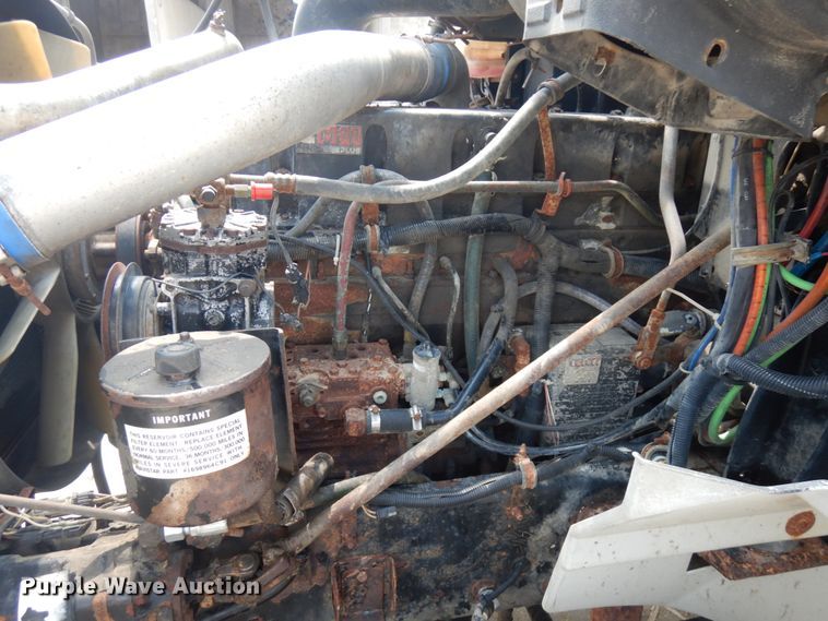 image for item IL9896 1998 International 9200  semi truck