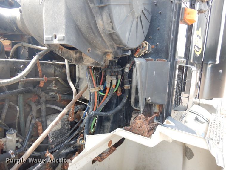 image for item IL9896 1998 International 9200  semi truck