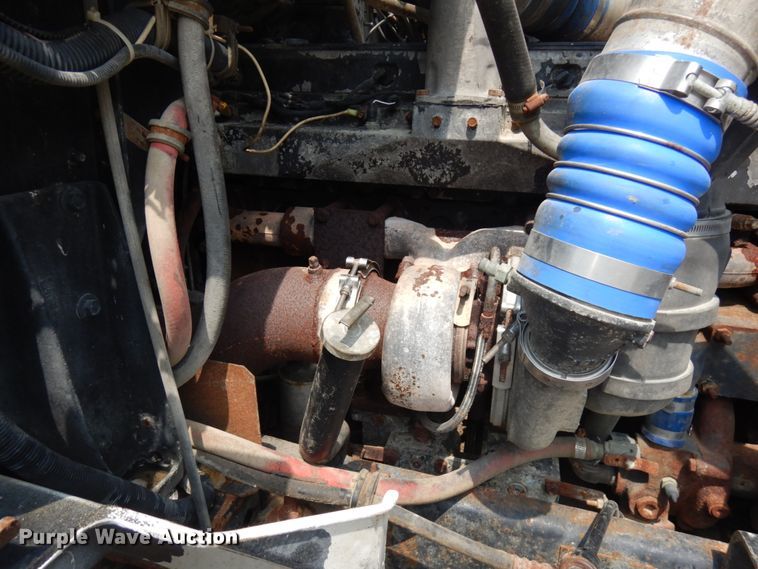 image for item IL9896 1998 International 9200  semi truck