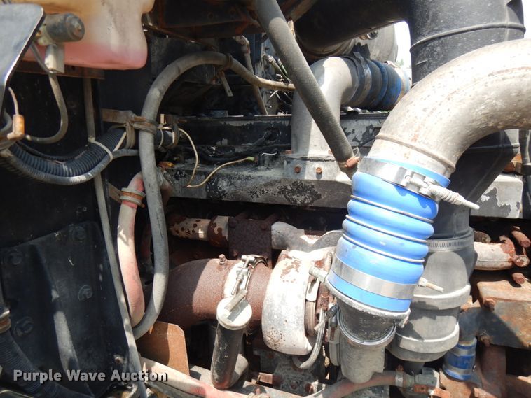 image for item IL9896 1998 International 9200  semi truck