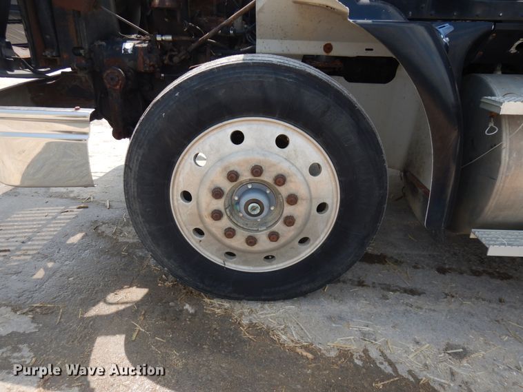 image for item IL9896 1998 International 9200  semi truck