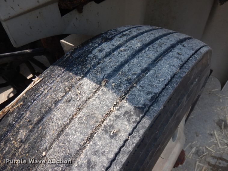 image for item IL9896 1998 International 9200  semi truck