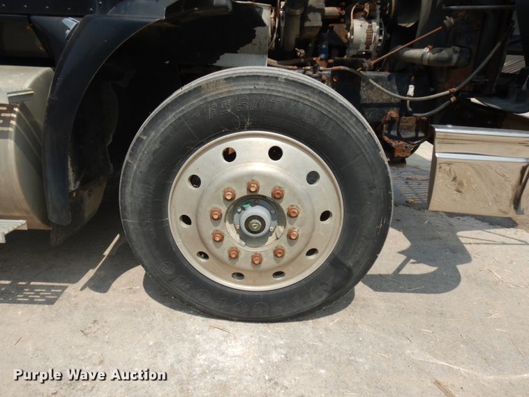 image for item IL9896 1998 International 9200  semi truck