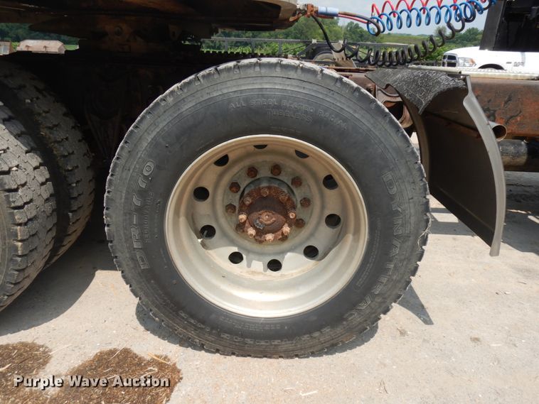 image for item IL9896 1998 International 9200  semi truck