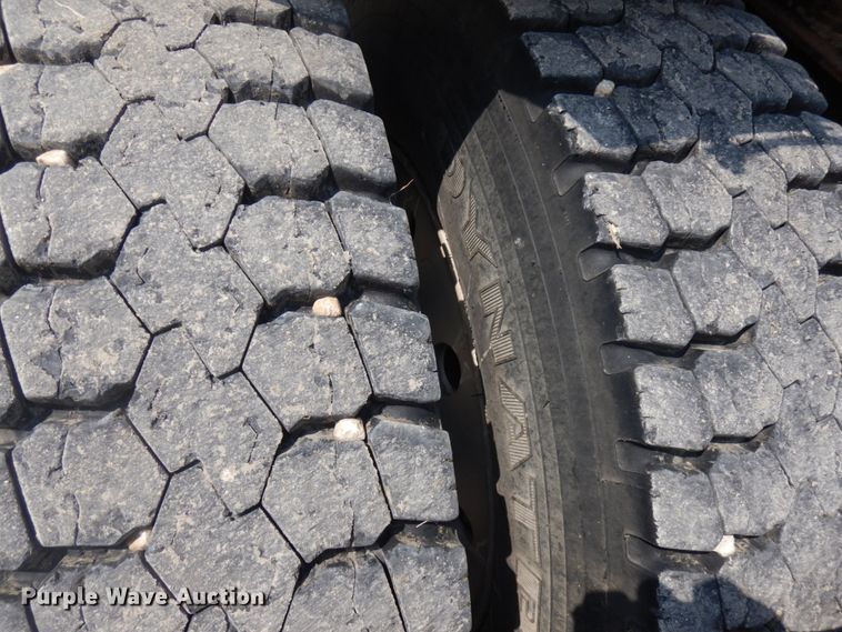 image for item IL9896 1998 International 9200  semi truck