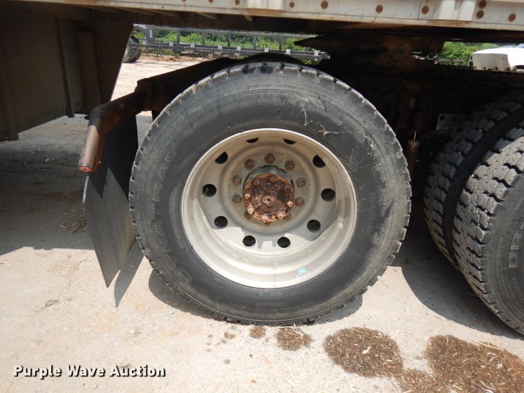 image for item IL9896 1998 International 9200  semi truck