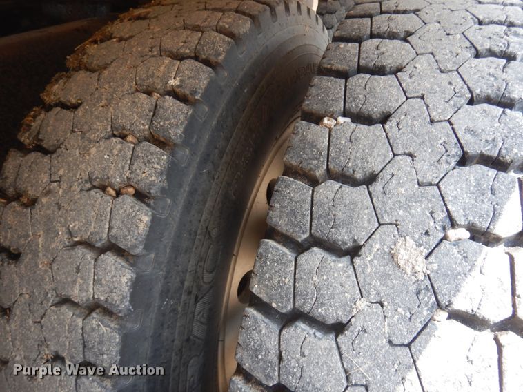 image for item IL9896 1998 International 9200  semi truck