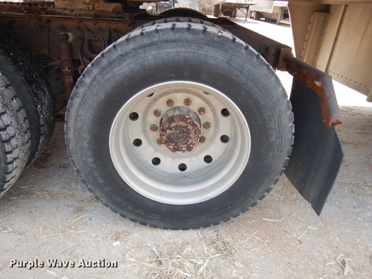 image for item IL9896 1998 International 9200  semi truck