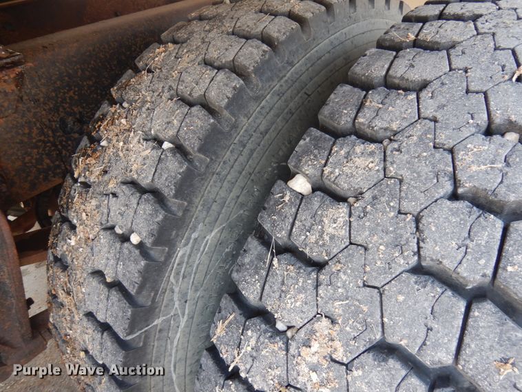 image for item IL9896 1998 International 9200  semi truck