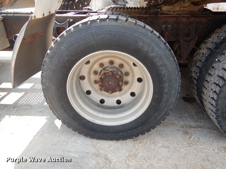 image for item IL9896 1998 International 9200  semi truck