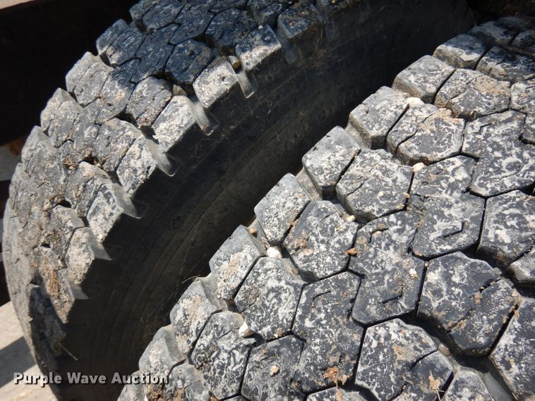 image for item IL9896 1998 International 9200  semi truck