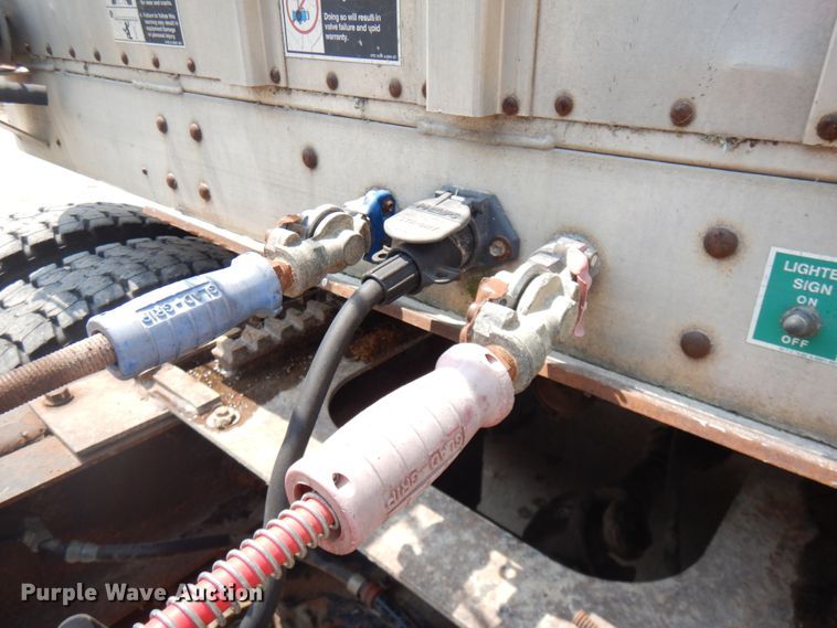 image for item IL9897 2005 Wilson PSDCL-402H  livestock trailer