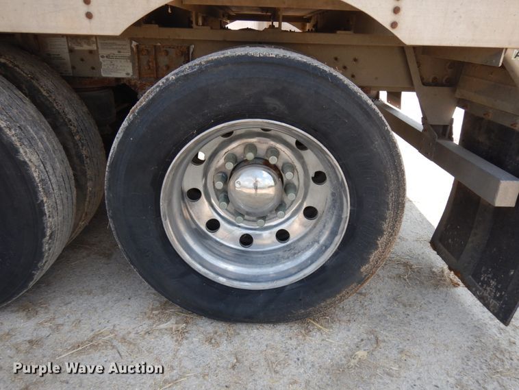 image for item IL9897 2005 Wilson PSDCL-402H  livestock trailer