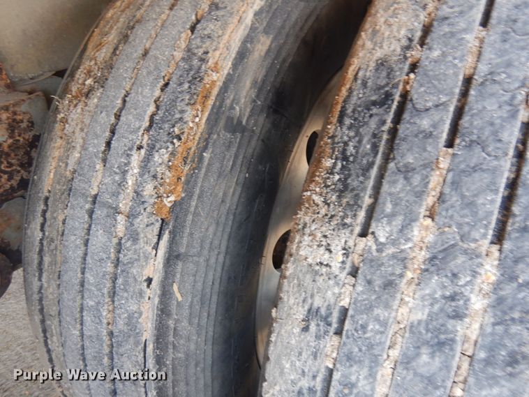 image for item IL9897 2005 Wilson PSDCL-402H  livestock trailer