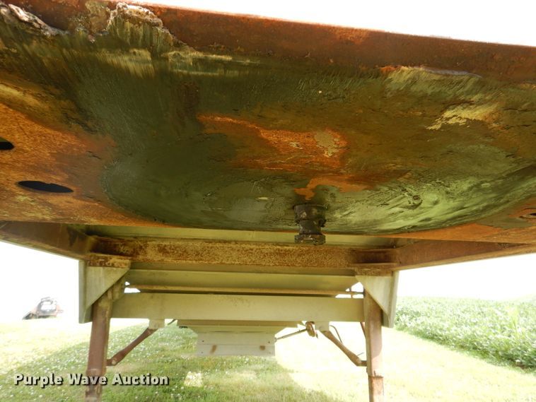 image for item IN9797 1995 Wilson DWH-400 Pacesetter  grain trailer