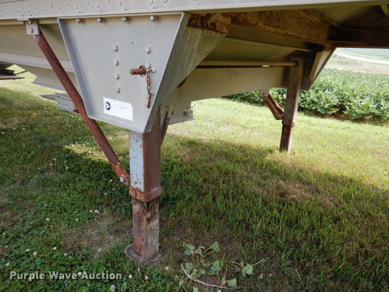 image for item IN9797 1995 Wilson DWH-400 Pacesetter  grain trailer