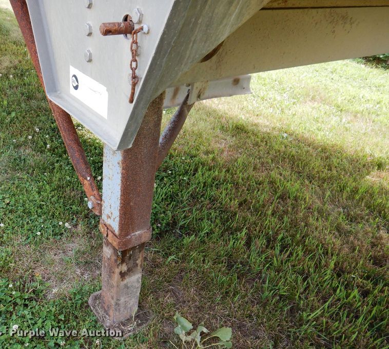 image for item IN9797 1995 Wilson DWH-400 Pacesetter  grain trailer
