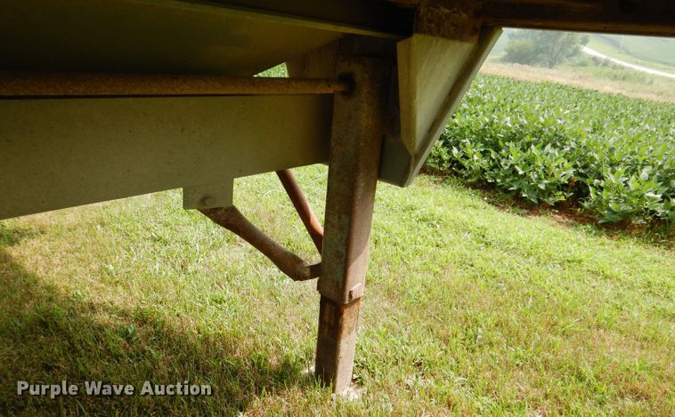image for item IN9797 1995 Wilson DWH-400 Pacesetter  grain trailer