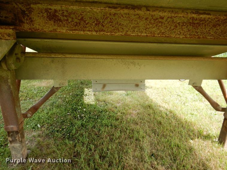image for item IN9797 1995 Wilson DWH-400 Pacesetter  grain trailer