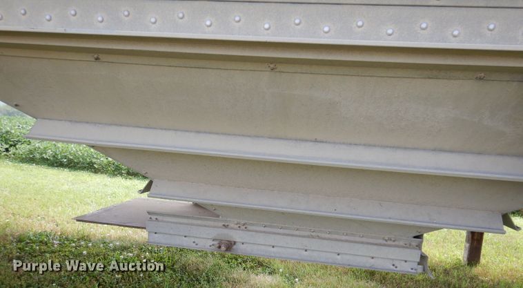 image for item IN9797 1995 Wilson DWH-400 Pacesetter  grain trailer