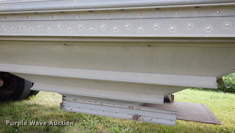 image for item IN9797 1995 Wilson DWH-400 Pacesetter  grain trailer