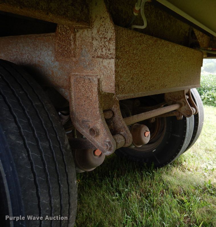 image for item IN9797 1995 Wilson DWH-400 Pacesetter  grain trailer