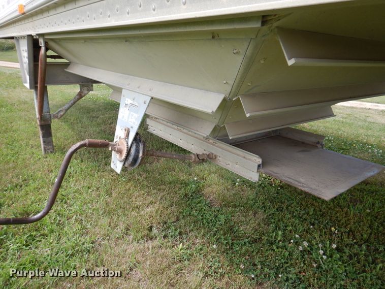 image for item IN9797 1995 Wilson DWH-400 Pacesetter  grain trailer