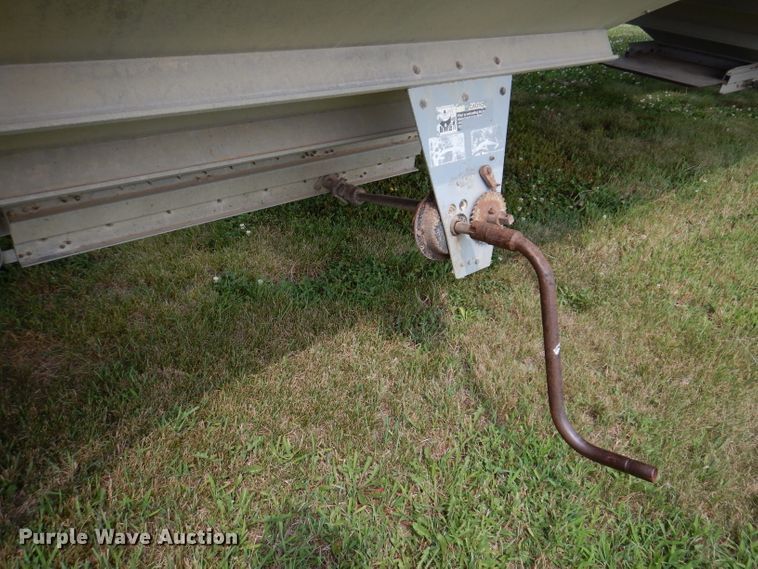 image for item IN9797 1995 Wilson DWH-400 Pacesetter  grain trailer