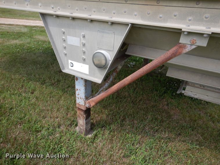image for item IN9797 1995 Wilson DWH-400 Pacesetter  grain trailer