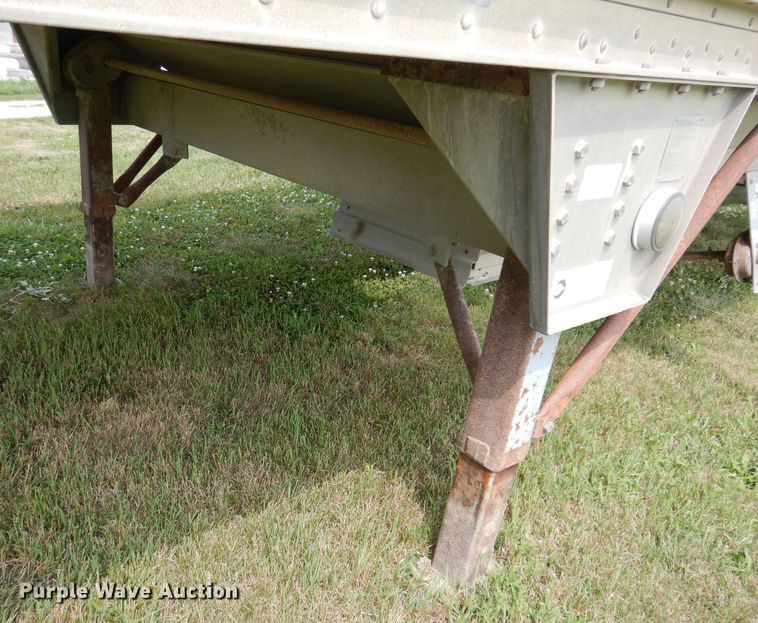image for item IN9797 1995 Wilson DWH-400 Pacesetter  grain trailer