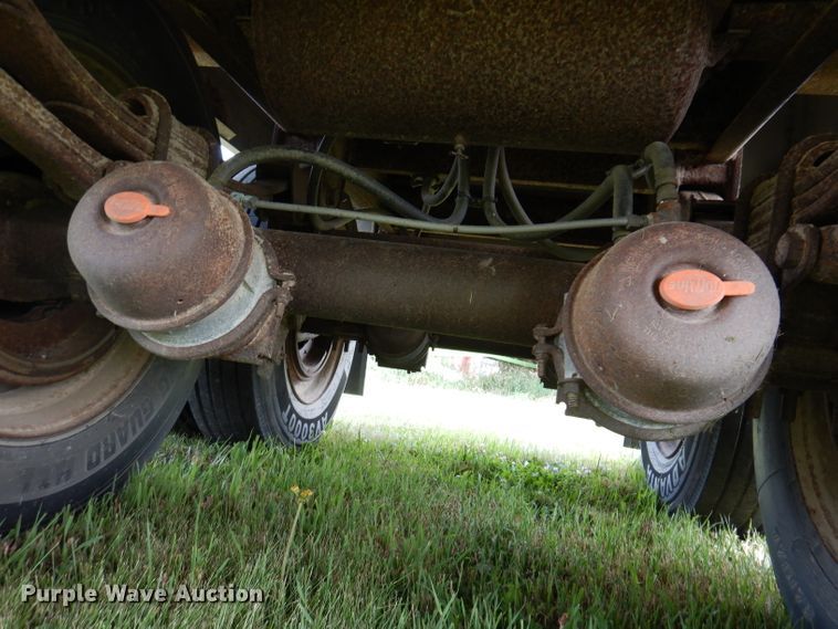 image for item IN9797 1995 Wilson DWH-400 Pacesetter  grain trailer