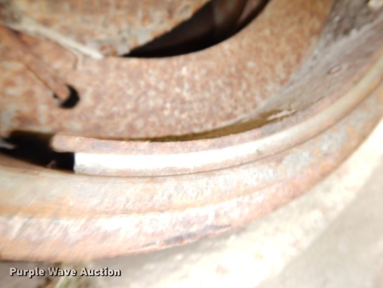 image for item IN9797 1995 Wilson DWH-400 Pacesetter  grain trailer