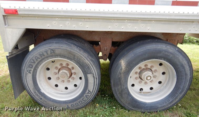 image for item IN9797 1995 Wilson DWH-400 Pacesetter  grain trailer