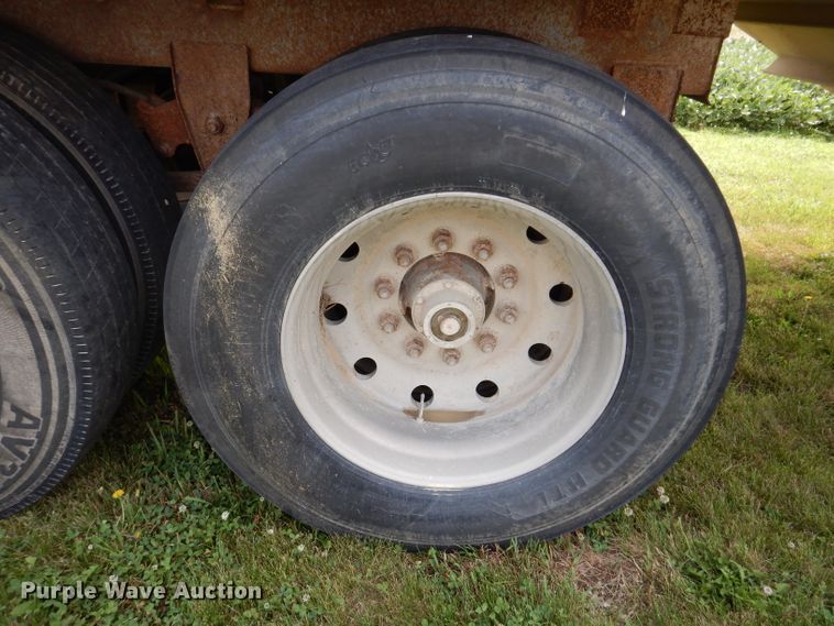 image for item IN9797 1995 Wilson DWH-400 Pacesetter  grain trailer