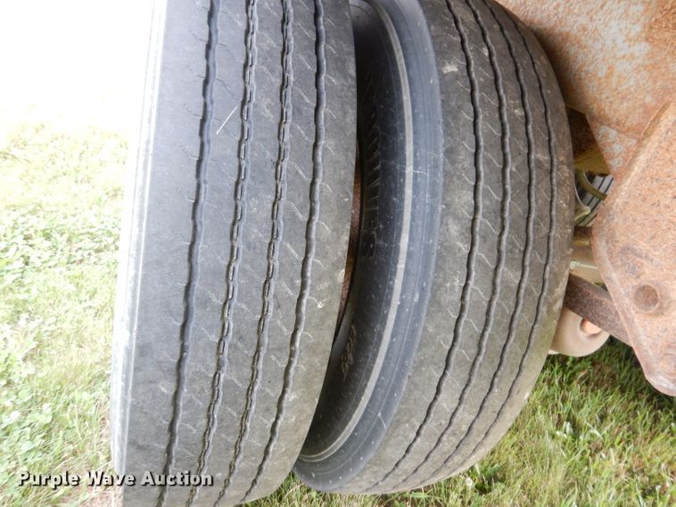 image for item IN9797 1995 Wilson DWH-400 Pacesetter  grain trailer