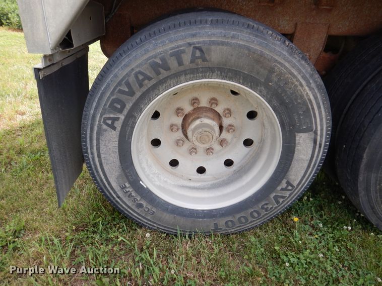 image for item IN9797 1995 Wilson DWH-400 Pacesetter  grain trailer