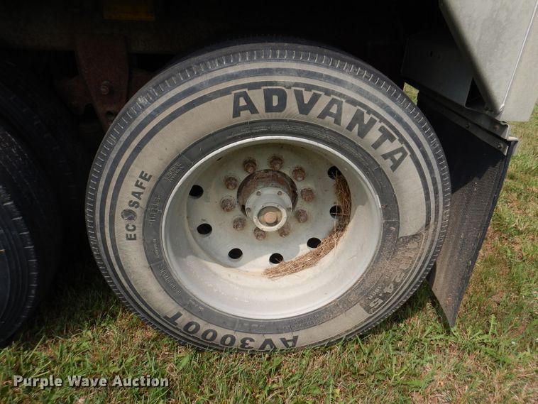 image for item IN9797 1995 Wilson DWH-400 Pacesetter  grain trailer