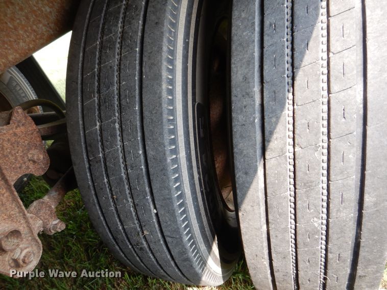 image for item IN9797 1995 Wilson DWH-400 Pacesetter  grain trailer