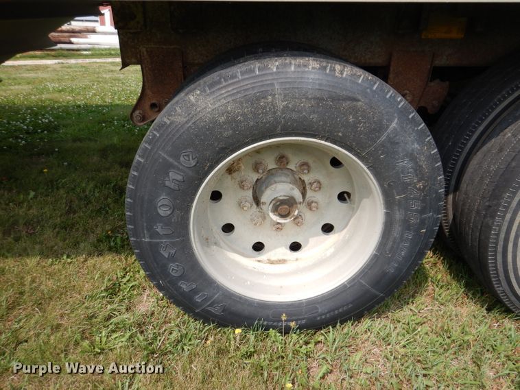image for item IN9797 1995 Wilson DWH-400 Pacesetter  grain trailer