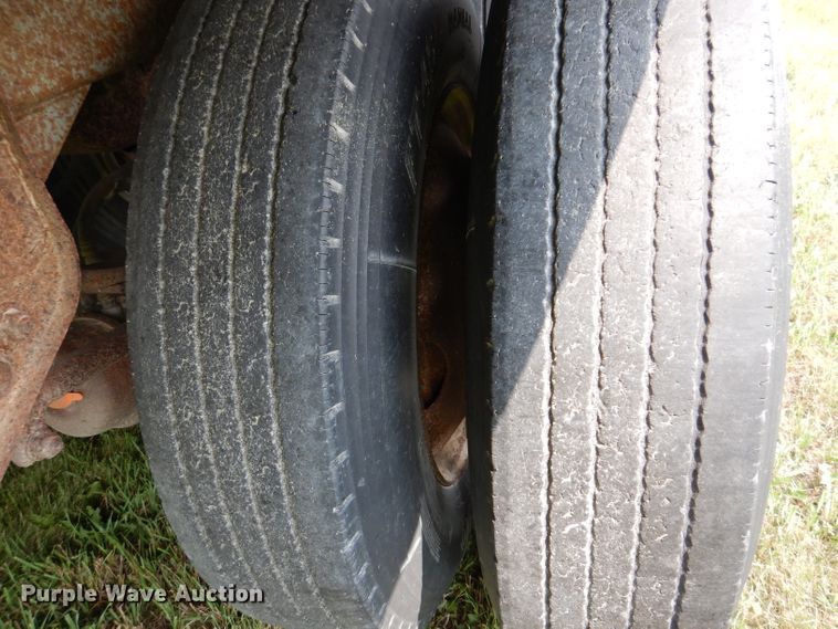 image for item IN9797 1995 Wilson DWH-400 Pacesetter  grain trailer