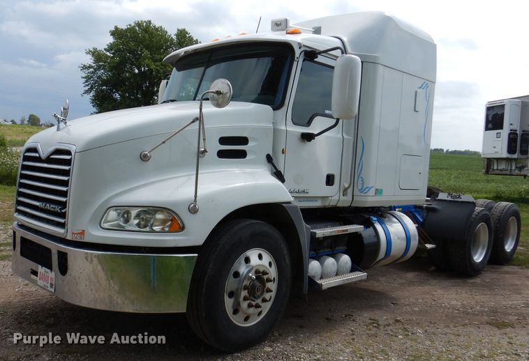 image for item IN9839 2013 Mack CXU613  semi truck