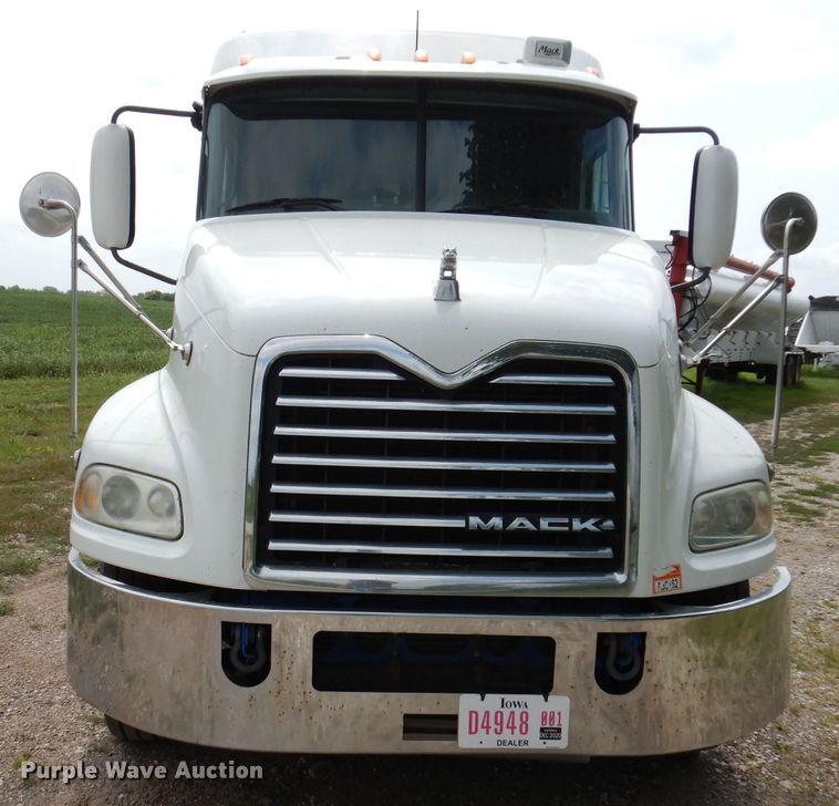 image for item IN9839 2013 Mack CXU613  semi truck