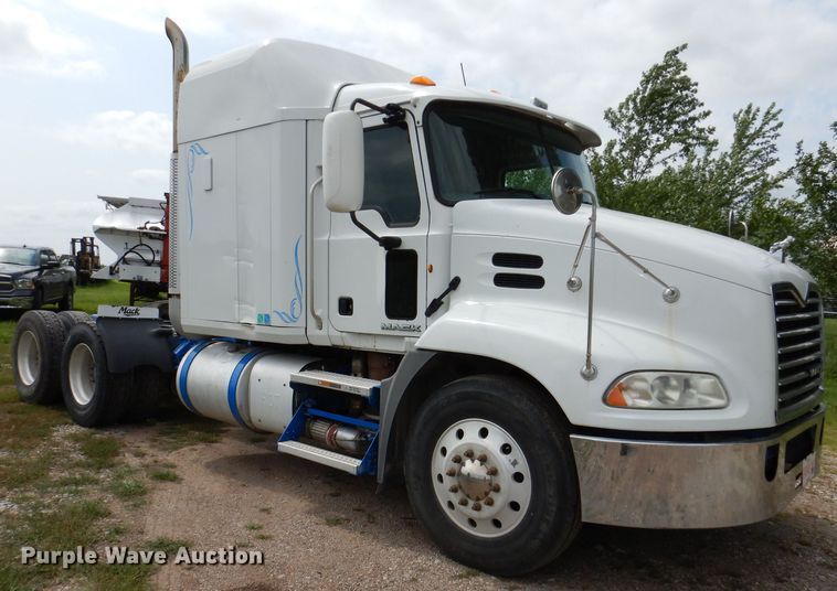 image for item IN9839 2013 Mack CXU613  semi truck