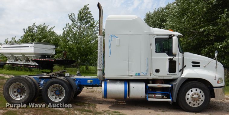image for item IN9839 2013 Mack CXU613  semi truck